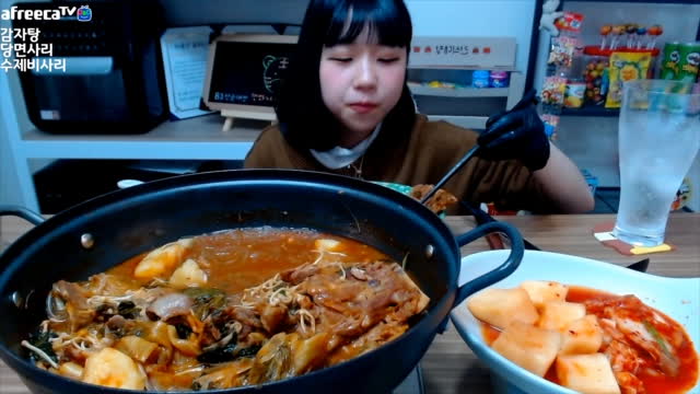 [클립] 174일 오늘은 한식 먹방 감자탕 당면사리 수제비사리 소통 먹방 아프리카tv Vod