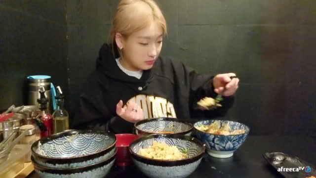[클립]생) 쓰레기가 된 히밥.. 10년 넘은 라멘집 털러와봤습니다. | SOOP VOD