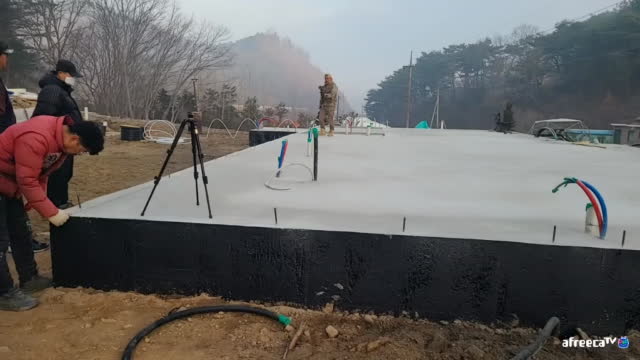 [클립] 기초콘크리트에 먹매김(먹줄치기) | SOOP VOD